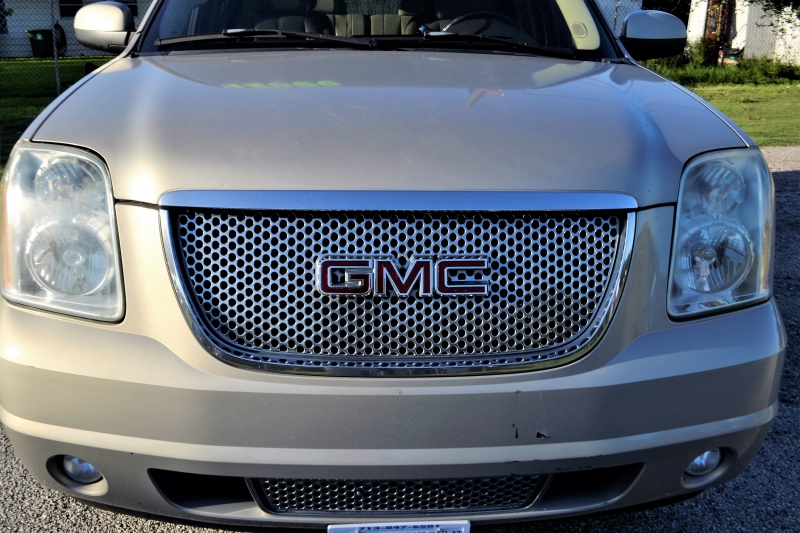 concession-VINON SUR VERDON-min_gmc-yukon-truck-grill-2828425